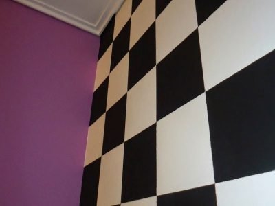Διακόσμηση σπιτιού με σκακιέρα στον τοίχο. Μια όμορφη ιδέα για να μεγαλώσετε τον χώρο.